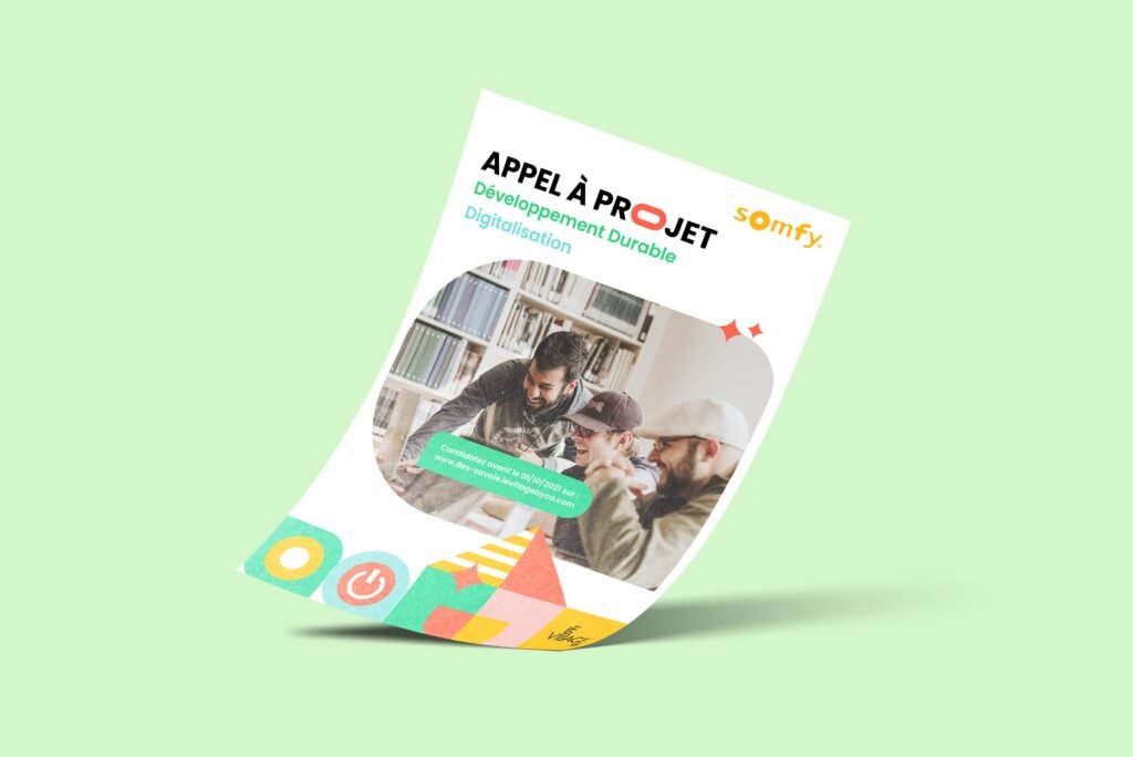 Image d'un flyer pour l'appel à candidatures de Somfy, ciblant les startups dans les domaines de la digitalisation, de la maison connectée et du développement durable. Le flyer est attractif, avec un design moderne intégrant des couleurs vives et des icônes technologiques qui symbolisent l'innovation et l'engagement environnemental. Le logo de Somfy est bien visible en haut, accompagné d'un message clair incitant les jeunes entreprises à postuler. Le flyer présente également les informations essentielles du programme, dans un format compact et percutant, idéal pour capter l'attention du public.